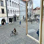 Khan 2 * Ljubljana